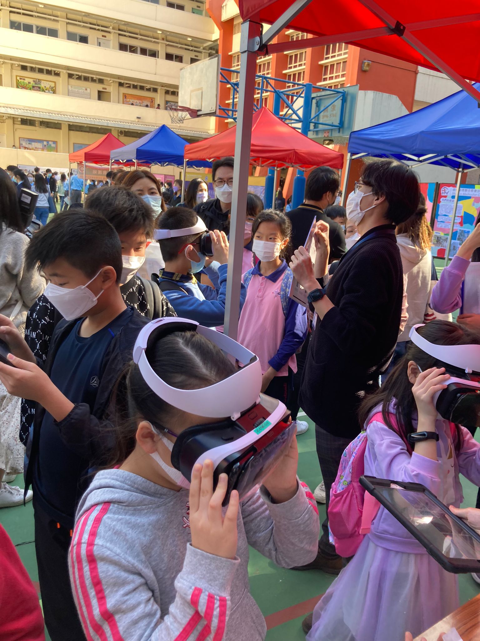 開放日中小學生試戴VR眼鏡